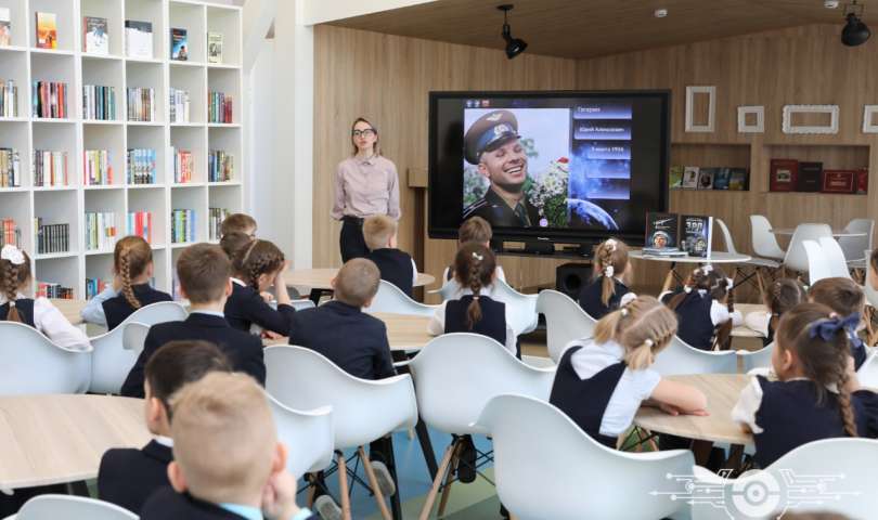 Учащиеся 2.4 класса побывали на библиотечном уроке, посвященном биографии Юрия Алексеевича Гагарина